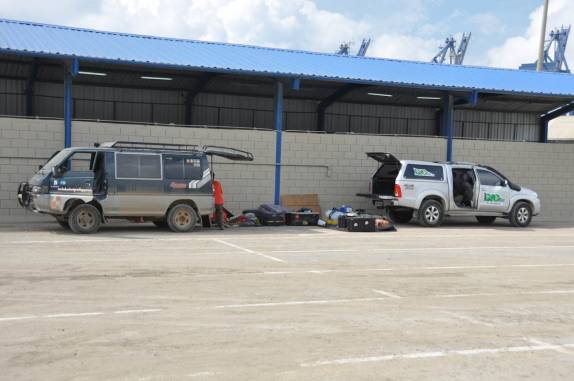 A Fiona e La Chancha Viajera prontas para a inspeção antinarcóticos no porto da Contecar, em Cartagena, na Colômbia